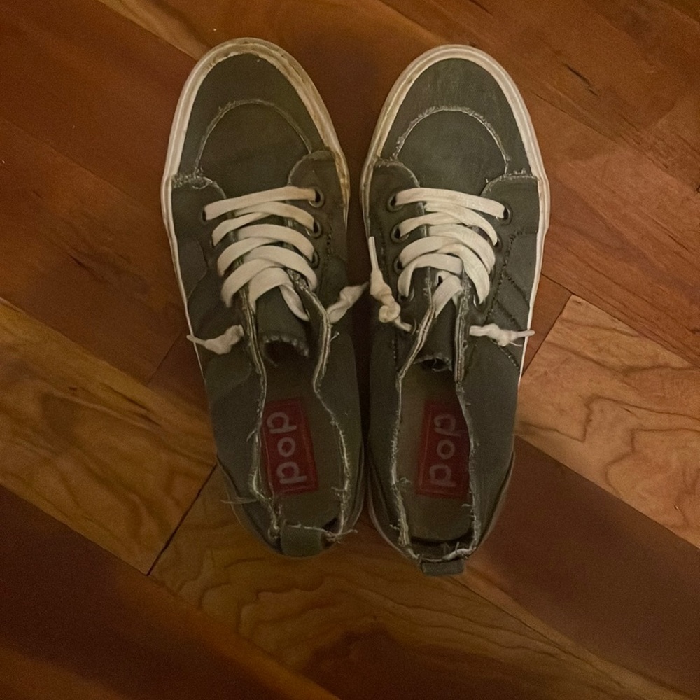 Comfy sneakers, size 8
